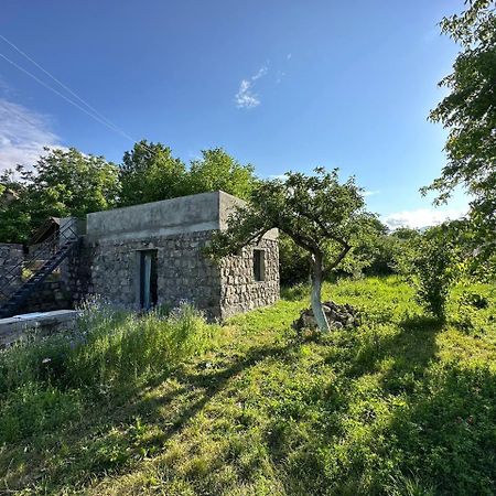 Zove Rural Cottage With Garden Views K'arashamb Exterior photo