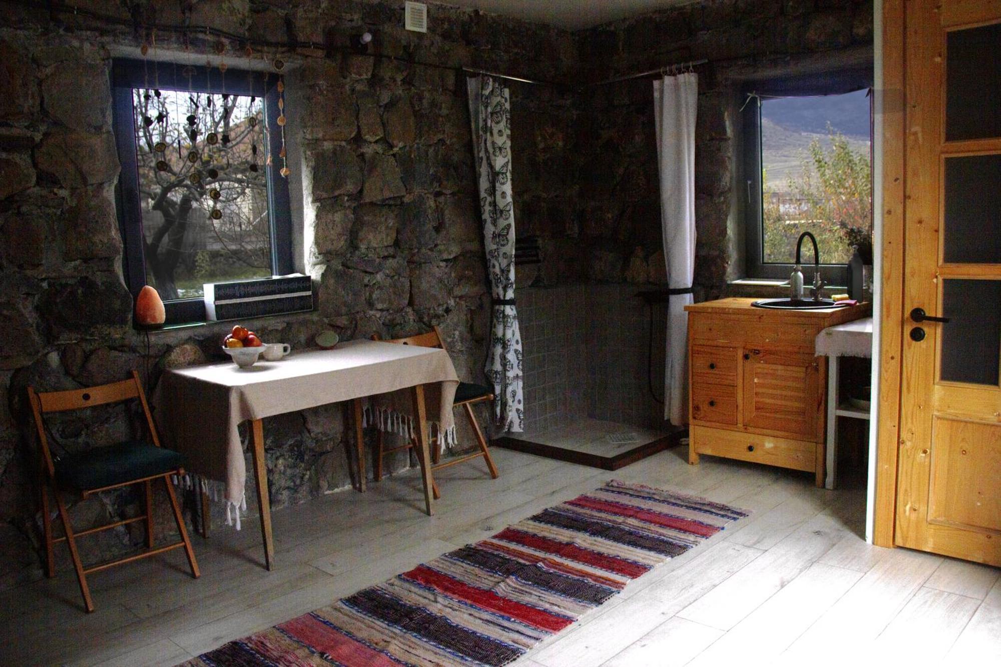 Zove Rural Cottage With Garden Views K'arashamb Exterior photo